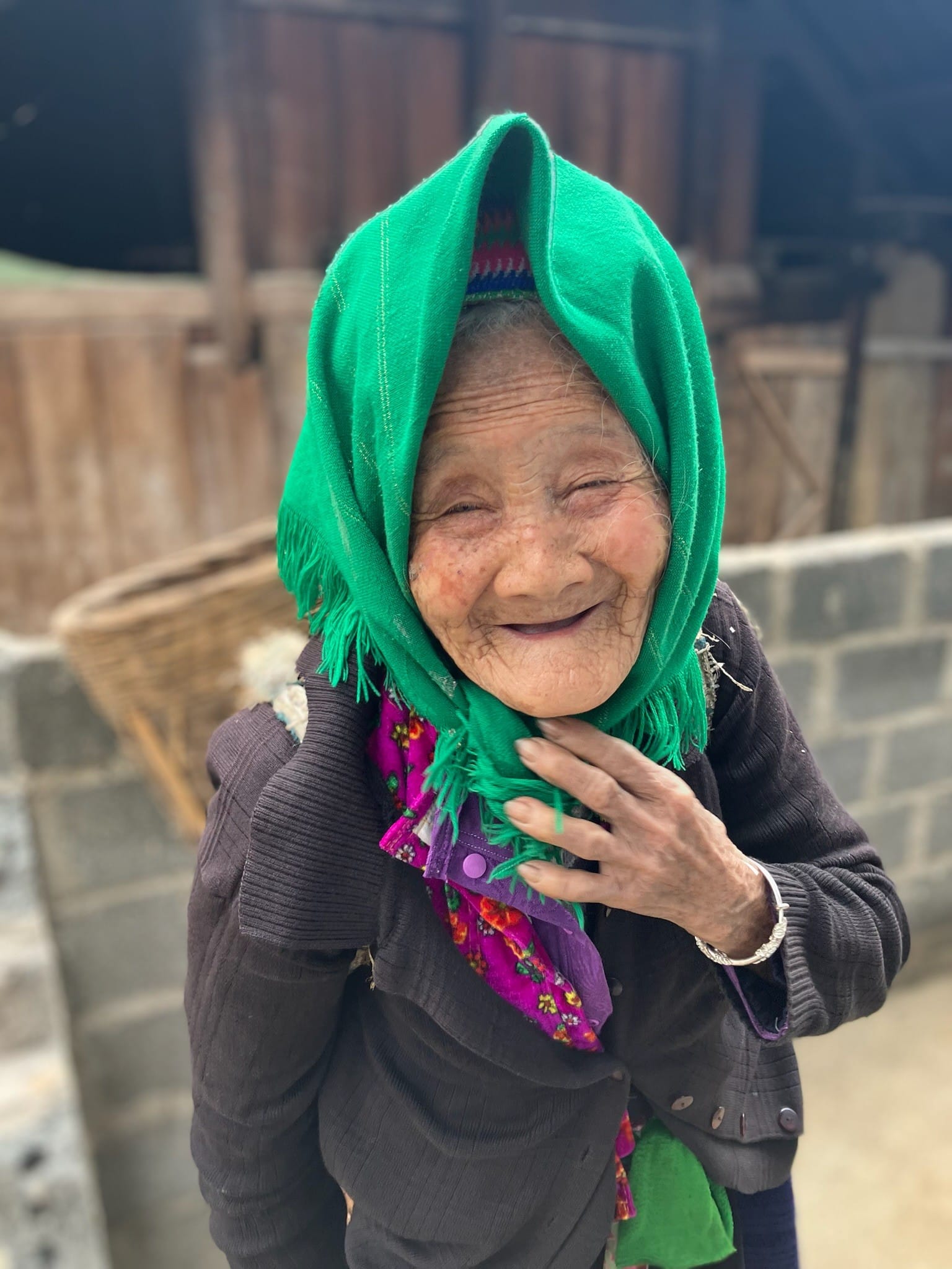Portrait d’une femme âgée vietnamienne souriante lors d’une rencontre locale pendant un voyage authentique à Ha Giang au Vietnam